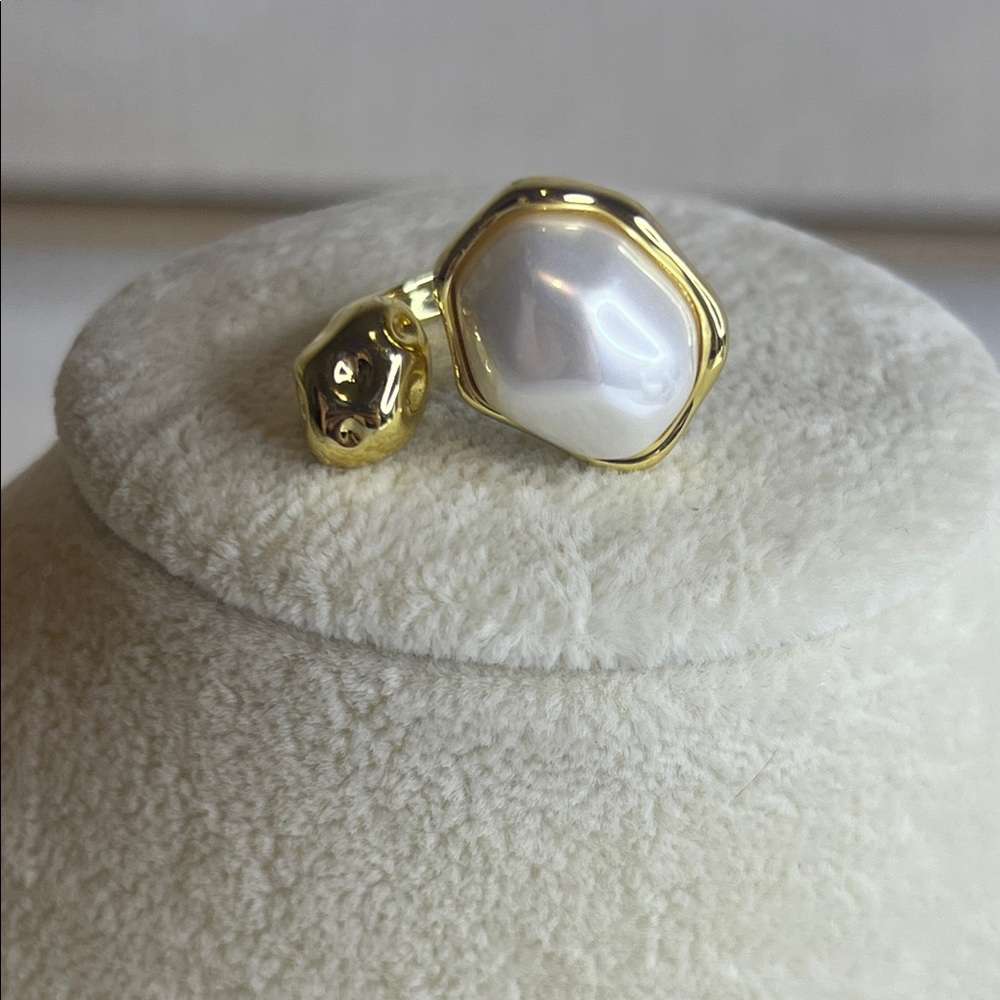 Lustrous Gold Ring with White Pearl